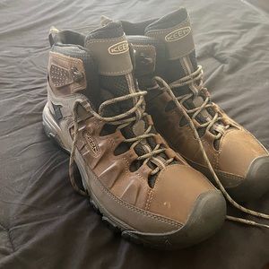 Brand new never worn keane hiking boots size 10.5 (men)